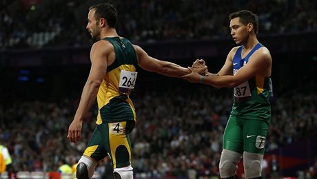 Slavný handicapovaný bec Oscar Pistorius (vlevo) a Brazilec Alan Oliveira na paralympiád