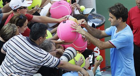 výcarský tenista Roger Feder rozdává autogramy