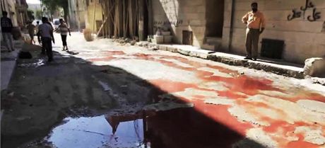 Krev v ulicích syrského Aleppa (snímek pevzatý z TV vysílání)