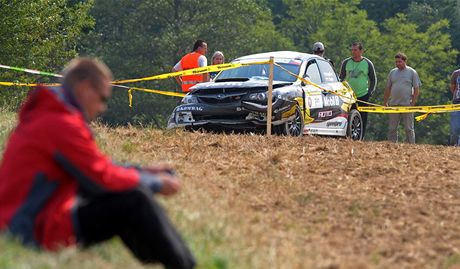 Vz Subaru Impreza posádky Václava Kopáka a Tomáe Singera ve 13. z plánovaných patnácti erzet v zatáce vyletl z trati a skonil mezi fanouky