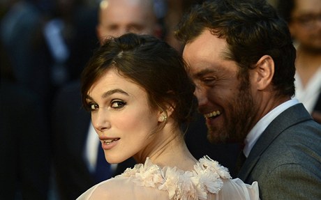 Keira Knightley a Jude Law na premiée