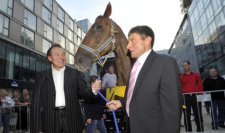 Karel Gott a Josef Váa na premiée filmu