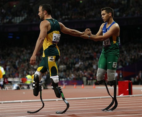 Slavný handicapovaný bec Oscar Pistorius (vlevo) a Brazilec Alan Oliveira na paralympiád