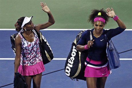 Sestry Venus (vlevo) a Serena Williamsovy se loučí se čtyřhrou na US Open už ve čtvrtfinále