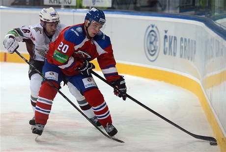 Utkání KHL Lev Praha - Dinamo Riga, Petr Vrána z týmu Lev Praha (vpravo) a Arvids Rekis z Dinama Riga 
