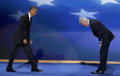 Bill Clinton se Obamovi na pódiu poklonil.
