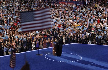 Vztyených vlajek bylo v sále spousta. Ameriané vdí, jak podpoit své politiky.