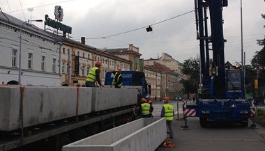 Instalace betonovch kvtin v Ndran ulici u autobusovho ndra Na Knec.