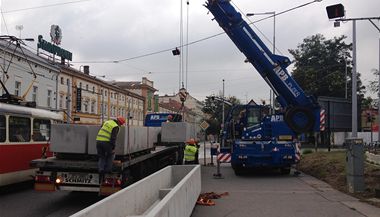Instalace betonov�ch kv�tin��� v N�dra�n� ulici u autobusov�ho n�dra�� Na Kn�ec�.