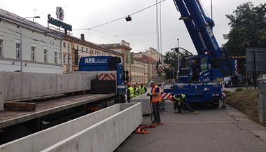 Instalace betonovch kvtin v Ndran ulici u autobusovho ndra Na Knec.