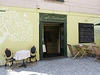 Olivovníky zdobí i vnjí fasádu restaurace. 