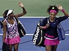 Sestry Venus (vlevo) a Serena Williamsovy se louí se tyhrou na US Open u ve tvrtfinále