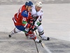 Utkání KHL Lev Praha - Dinamo Riga, Tomá Rachnek z Lev Praha (vlevo) a Gints Meija z Dinamo Riga