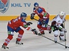 Utkání KHL Lev Praha - Dinamo Riga, Alexandre Picard a Petr Vrána, oba z Lev Praha, a Jamie Johnson z Dinama Riga