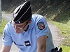 Francouzský policista na míst, kde dolo k masakru britské rodiny