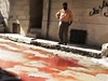 Krev v ulicích syrského Aleppa (snímek pevzatý z TV vysílání)