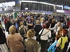 Cestující na frankfurtském letiti ekají na své lety. 
