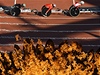 Závodníci krouí pod olympijským ohnm