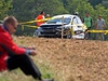 Vz Subaru Impreza posádky Václava Kopáka a Tomáe Singera ve 13. z plánovaných patnácti erzet v zatáce vyletl z trati a skonil mezi fanouky