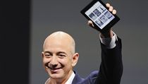 Amozon pedstavil nov druhy teek - na snmku je vkonn editel firmy Jeff Bezos 