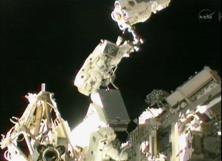Americko-japonská dvojice astronaut� ve vesmíru