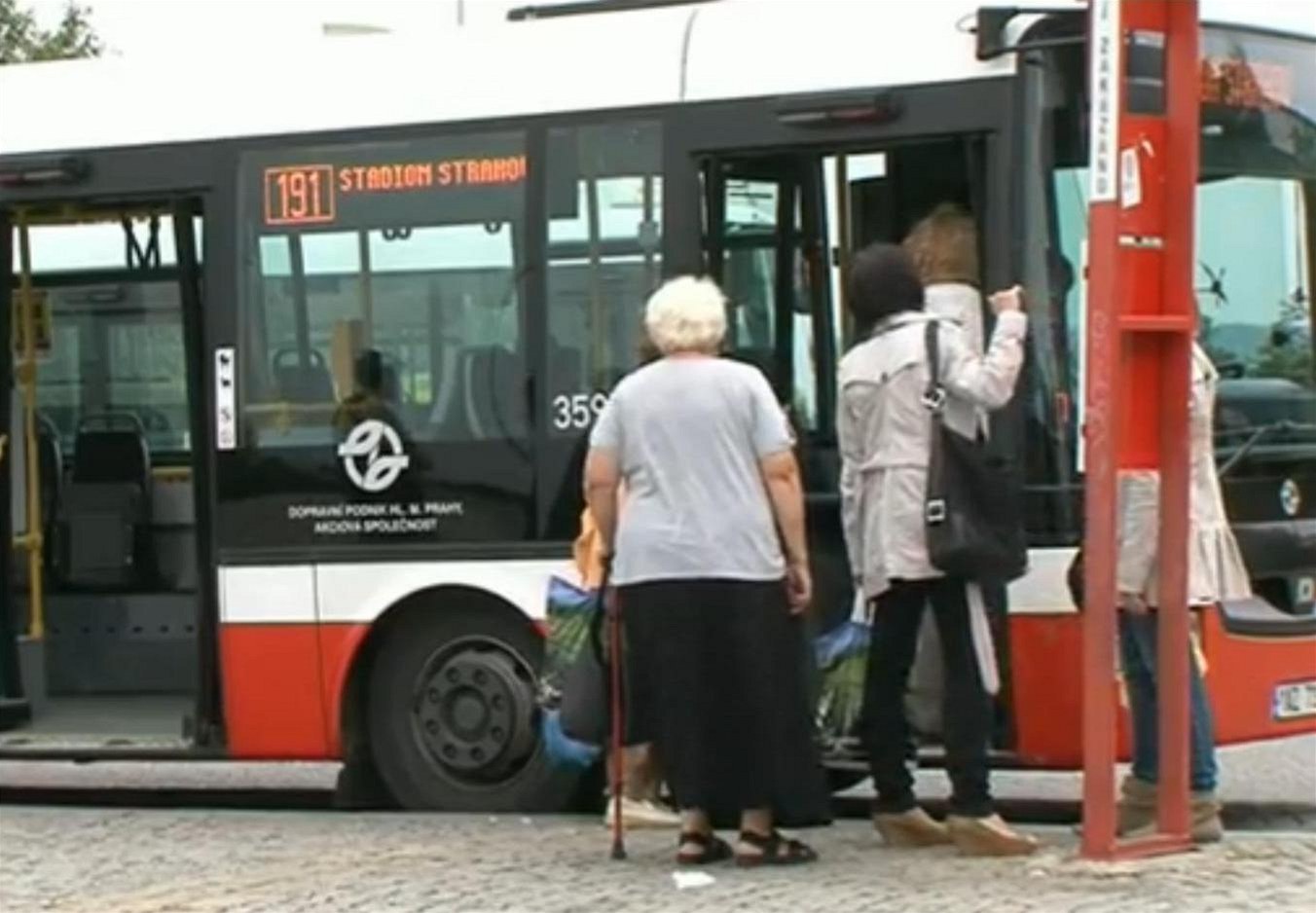 Autobusová linka 191 se na Strahov� prom�ní na linku 143.