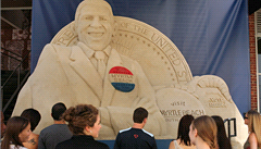 Sjezd demokrat 'ozdobila' psen socha Obamy
