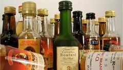 Nekolkovaný alkohol přelíval do originálních lahví muž ze Vsetína