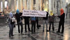 Svatý Václave, vyžeň Duku s Nečasem, protestovali 'čeští Pussy Riot'