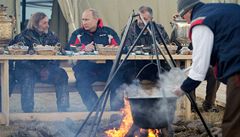 Putin s ornitology prob�r� pl�n cesty. Pt�ci by m�ly l�tat z Jamalu p�es z�padn� Sibi� a Kazachst�n na jih Uzbekist�nu.