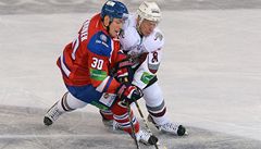 Utkání KHL Lev Praha - Dinamo Riga, Tomá� Rach�nek z Lev Praha (vlevo) a Gints Meija z Dinamo Riga