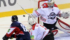 Utkání KHL Slovan Bratislava - Donck. Zleva Martin Bako ze Slovanu a Clay Wilson a branká Erik Ersberg z Doncka