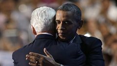 Barack Obama Billa Clintona vele objímal.