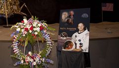 Neil Armstrong bude pohřben do moře