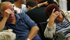 Unavení cestující čekají na letišti ve Frankfurtu na náhradní let.  | na serveru Lidovky.cz | aktuální zprávy