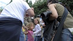 Lidé dávali najevo sv�j nesouhlas s podmíne�ným propu�t�ním Martinové na svobodu.