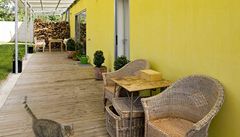 O kvalitách rodinného domu tak�ka v�dy rozhoduje propojení mezi vnit�ním a vn�j�ím prostorem. Zde je díky krytému �zápra�í� vy�e�eno p�íkladn�. 