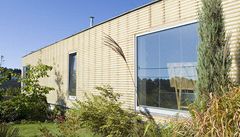 Východní fasáda domu, krytá vlnitým laminátem 