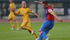 Tomá� Borek z Dukly (vlevo) a Pavel Horváth z Plzn� 