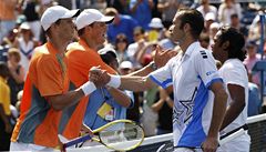 Bob a Mike Bryntové (vlevo) a Leander Paes s Radkem tpánkem