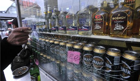 Vláda vydala zákaz prodeje alkoholu u stánk