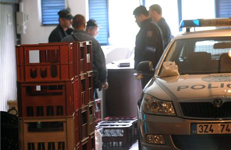 Policie objevila gará u zlínského sídlit, ve které byl sklad nelegáln vyrobeného alkoholu