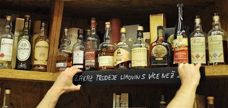 Prodava v Praze vyvuje 14. záí veer ceduli s upozornním na zákaz prodeje alkoholu
