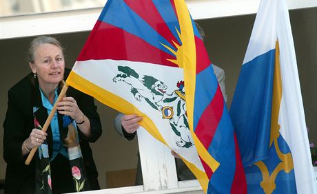 Bývalá starostka Prahy 11 Marta orfová (ODS) vyvuje vlajku na podporu Tibetu.