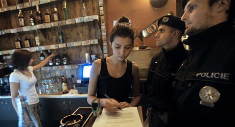 Policisté dohlíejí na dodrování zákazu prodeje tvrdého alkoholu v restauraních zaízeních.