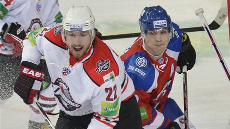 Utkání KHL: Lev Praha - Donck. Zleva Luká Kapar z Doncku a Ondej Nmec z HC Lev Praha