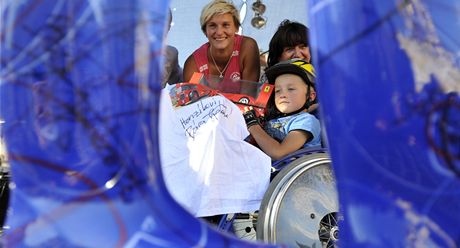 Barbora potáková a estiletý vozíká Honzík ermák pi charitativním setkání na Staromstském námstí v Praze