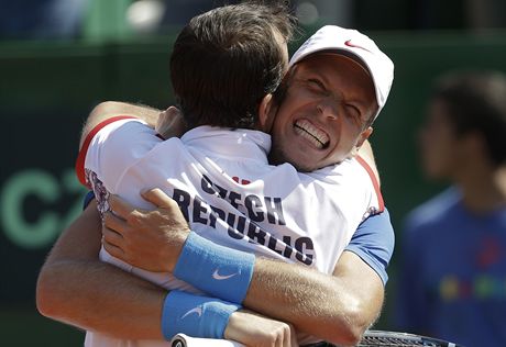 etí tenisté Radek tpánek a Tomá Berdych slaví postup do finále Davis Cupu