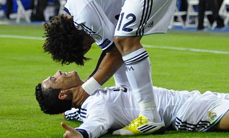 Fotbalisté Realu Madrid Cristiano Ronaldo (dole) a Marcelo slaví gól  