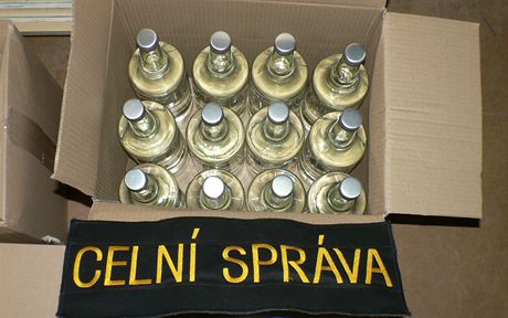 Olomoutí celníci objevili pi kontrolách v jedné z provozoven v Olomouci 113 lahví lihovin bez kolku.